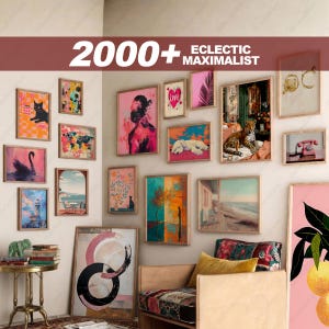 K&ouml;nnte beinhalten: Eine Wand mit einer Sammlung gerahmter Kunstdrucke in verschiedenen Gr&ouml;&szlig;en und Stilen, darunter abstrakte, Landschafts- und Portr&auml;tmotive. Der Text "2000+ ECLECTIC MAXIMALIST" ist oben zu sehen.