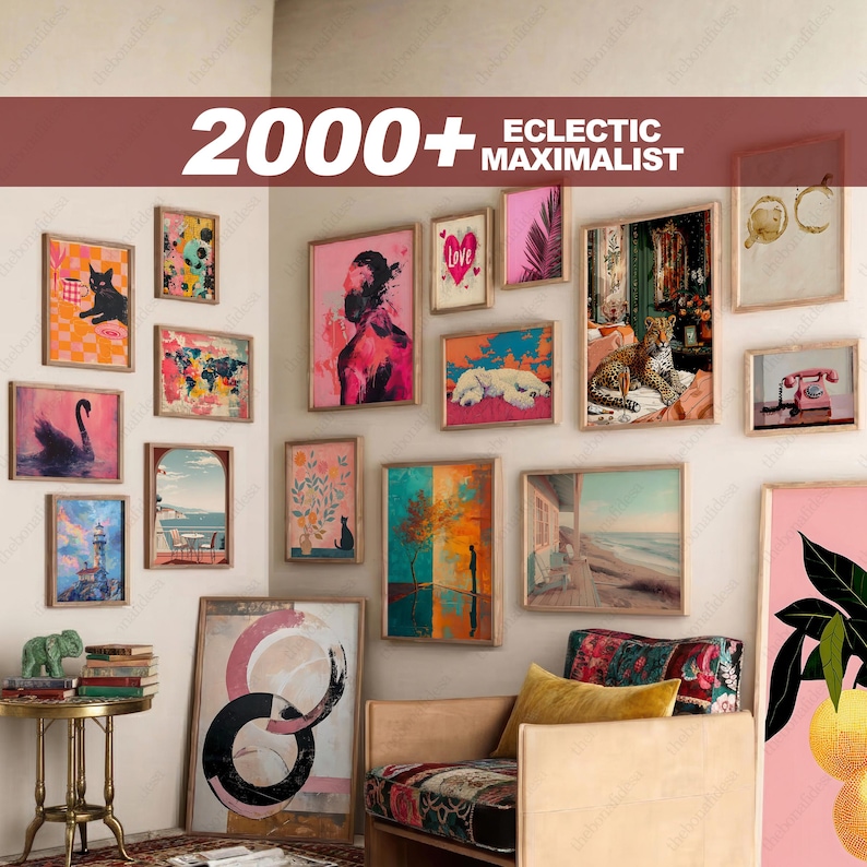 K&ouml;nnte beinhalten: Eine Wand mit einer Sammlung gerahmter Kunstdrucke in verschiedenen Gr&ouml;&szlig;en und Stilen, darunter abstrakte, Landschafts- und Portr&auml;tmotive. Der Text "2000+ ECLECTIC MAXIMALIST" ist oben zu sehen.