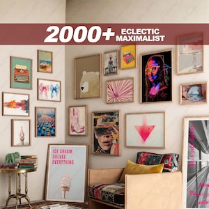 K&ouml;nnte beinhalten: Eine Galeriewand mit gerahmten Kunstdrucken mit verschiedenen Themen, darunter eine Schreibmaschine, ein B&auml;r und Mona Lisa mit Brille. Der Text "2000+ ECLECTIC MAXIMALIST" befindet sich oben. Ein gerahmter Druck mit dem Text "ICE CREAM SOLVES EVERYTHING" ist ebenfalls zu sehen.
