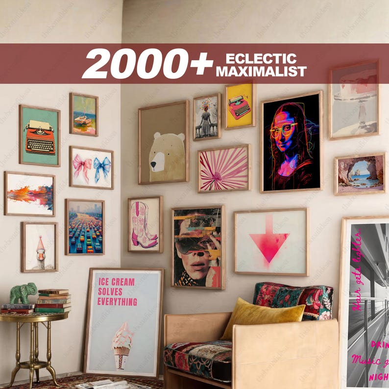 K&ouml;nnte beinhalten: Eine Galeriewand mit gerahmten Kunstdrucken mit verschiedenen Themen, darunter eine Schreibmaschine, ein B&auml;r und Mona Lisa mit Brille. Der Text "2000+ ECLECTIC MAXIMALIST" befindet sich oben. Ein gerahmter Druck mit dem Text "ICE CREAM SOLVES EVERYTHING" ist ebenfalls zu sehen.
