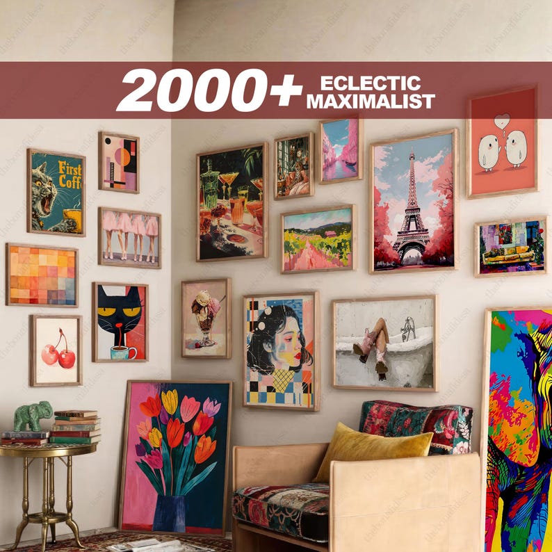 K&ouml;nnte beinhalten: Eine Galeriewand mit gerahmten Kunstdrucken in verschiedenen Stilen und Gr&ouml;&szlig;en. Die Sammlung umfasst Bilder des Eiffelturms, Blumen, Katzen und abstrakte Designs. Der Text im Bild lautet "2000+ ECLECTIC MAXIMALIST."