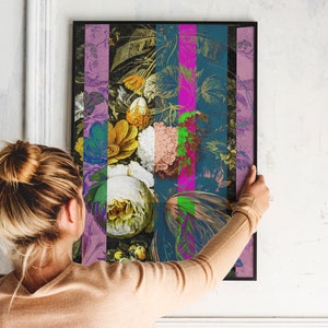 K&ouml;nnte beinhalten: Ein gerahmter Druck eines Vintage-Blumenstilllebens mit einer bunten, abstrakten, gestreiften Muster&uuml;berlagerung. Der Druck ist in einem schwarzen Rahmen und h&auml;ngt an einer wei&szlig;en Wand.