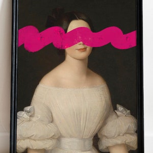 K&ouml;nnte beinhalten: Ein Vintage-Portr&auml;t einer Frau in einem wei&szlig;en Kleid mit einer leuchtend pinkfarbenen abstrakten Form, die ihre Augen bedeckt. Das Portr&auml;t ist in Schwarz gerahmt.