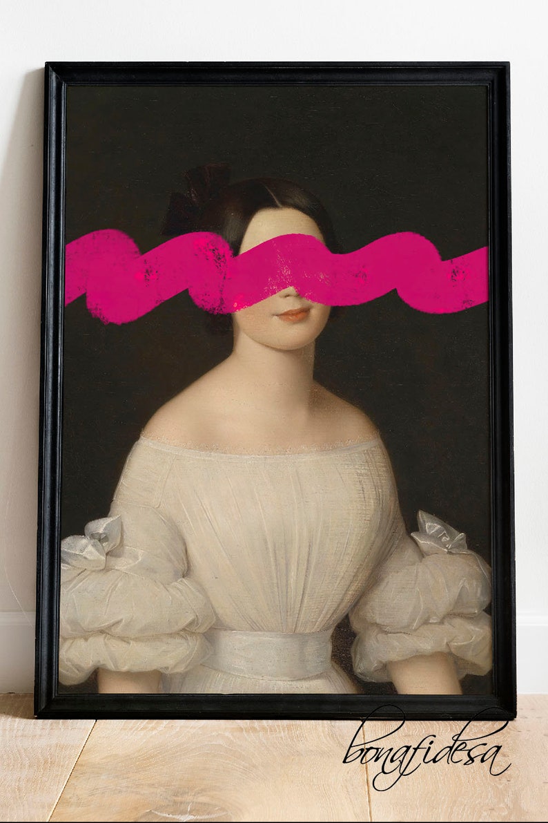 K&ouml;nnte beinhalten: Ein Vintage-Portr&auml;t einer Frau in einem wei&szlig;en Kleid mit einer leuchtend pinkfarbenen abstrakten Form, die ihre Augen bedeckt. Das Portr&auml;t ist in Schwarz gerahmt.