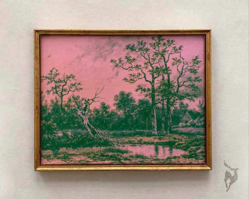 Puede incluir: Una pintura de paisaje enmarcada con un cielo rosa y &aacute;rboles verdes. La pintura representa un peque&ntilde;o estanque con un reflejo del cielo. El marco es dorado.