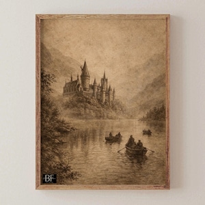 以下が含まれることがあります： セピア調の額入りプリント。湖を見下ろす丘の上の城とボートが描かれています。城には複数の塔と尖塔があります。プリントはヴィンテージ感があり、明るい茶色の色合いです。「BF」のイニシャルが左下にあります。
