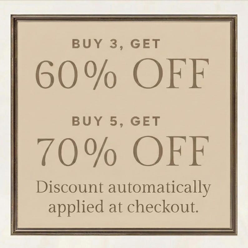 Puede incluir: Un letrero cuadrado con fondo beige claro y un borde fino oscuro. El texto dice: BUY 3, GET 60% OFF. BUY 5, GET 70% OFF. Discount automatically applied at checkout. Las letras est&aacute;n en una fuente serif de color marr&oacute;n oscuro centradas.