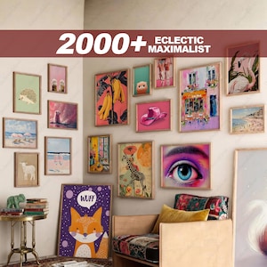 K&ouml;nnte beinhalten: Eine Sammlung gerahmter Kunstdrucke in verschiedenen Gr&ouml;&szlig;en und Stilen, darunter ein Igel, Bananen, ein rosa Hut und ein Fuchs mit dem Wort "WUFF". Die Wandkunst ist in einem eklektischen, maximalistischen Stil angeordnet.