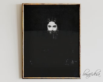 Puede incluir: Un retrato en blanco y negro de una mujer, con su rostro parcialmente oscurecido por una sombra oscura. La imagen está enmarcada en un marco dorado.