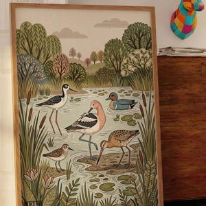 Puede incluir: Una l&aacute;mina de arte enmarcada con una ilustraci&oacute;n detallada de cuatro aves diferentes en un h&aacute;bitat de humedal. La escena incluye una cig&uuml;e&ntilde;uela, una avoceta, un peque&ntilde;o correlimos y un pato entre juncos y nen&uacute;fares en el agua.