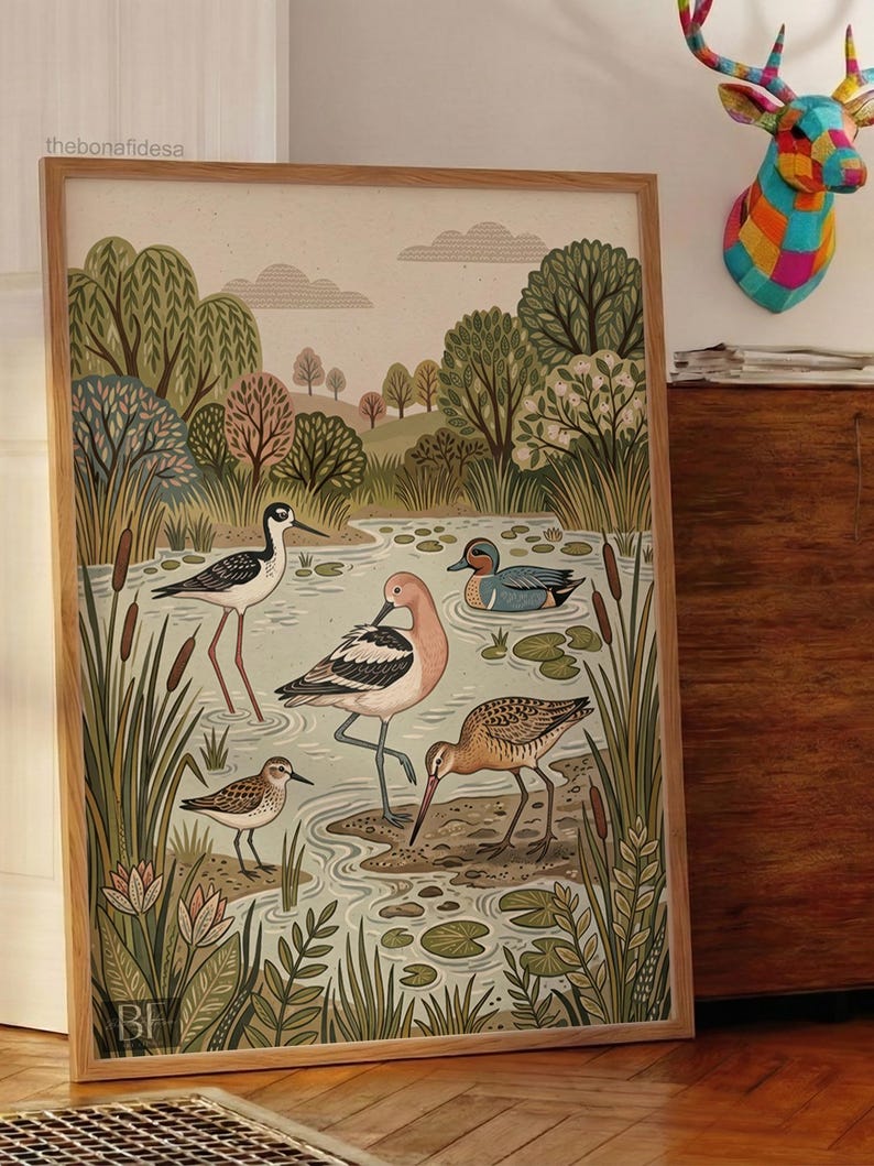 Puede incluir: Una l&aacute;mina de arte enmarcada con una ilustraci&oacute;n detallada de cuatro aves diferentes en un h&aacute;bitat de humedal. La escena incluye una cig&uuml;e&ntilde;uela, una avoceta, un peque&ntilde;o correlimos y un pato entre juncos y nen&uacute;fares en el agua.
