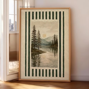 Peut inclure: Une impression encadrée à l'aquarelle d'une scène de lac sereine avec des pins, des montagnes et un soleil couchant. L'œuvre est bordée d'un motif rayé vert et crème, et le cadre est en bois clair.