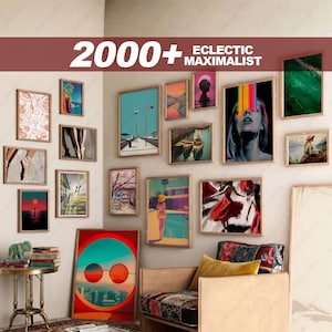 K&ouml;nnte beinhalten: Eine Galeriewand mit einer Sammlung von gerahmten Kunstdrucken in verschiedenen Gr&ouml;&szlig;en und Stilen. Die Drucke umfassen Landschaften, abstrakte Designs und Portr&auml;ts. Der Text "2000+ ECLECTIC MAXIMALIST" ist oben zu sehen.
