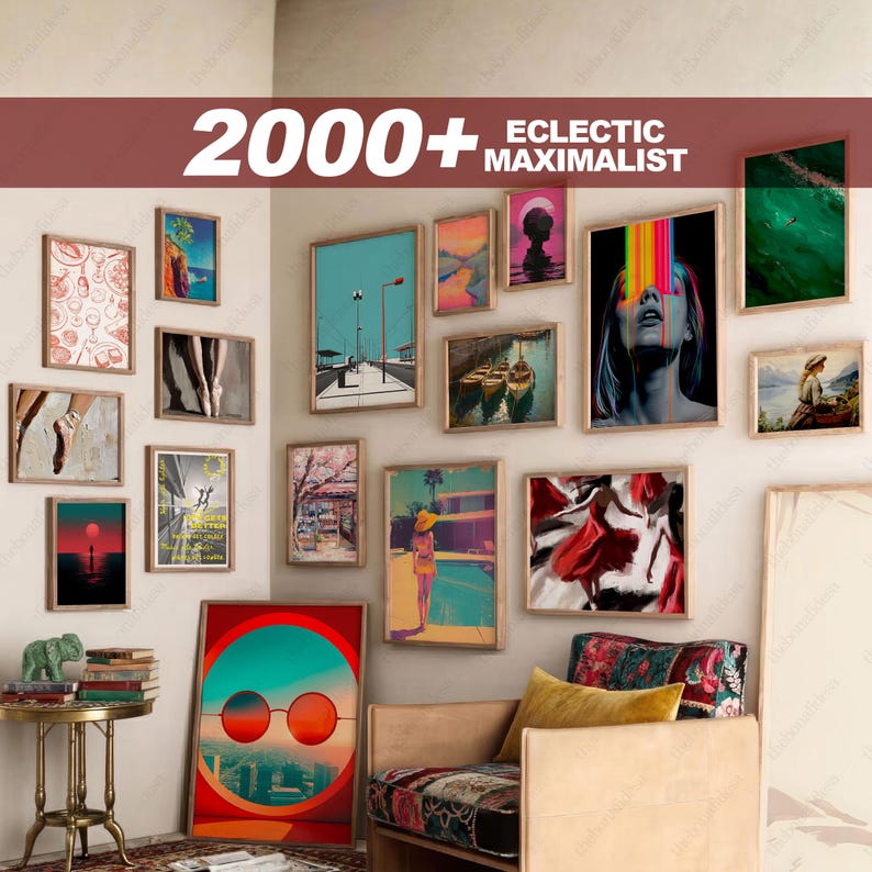 K&ouml;nnte beinhalten: Eine Galeriewand mit einer Sammlung von gerahmten Kunstdrucken in verschiedenen Gr&ouml;&szlig;en und Stilen. Die Drucke umfassen Landschaften, abstrakte Designs und Portr&auml;ts. Der Text "2000+ ECLECTIC MAXIMALIST" ist oben zu sehen.