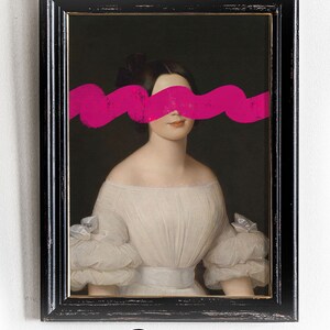 K&ouml;nnte beinhalten: Ein gerahmtes Portr&auml;t einer Frau in einem wei&szlig;en Kleid mit einem pinkfarbenen, gemalten Streifen, der ihre Augen bedeckt. Der Rahmen ist schwarz und hat einen abgenutzten Look. Das Wort "bonafides" ist in Kursivschrift unter dem Rahmen geschrieben.