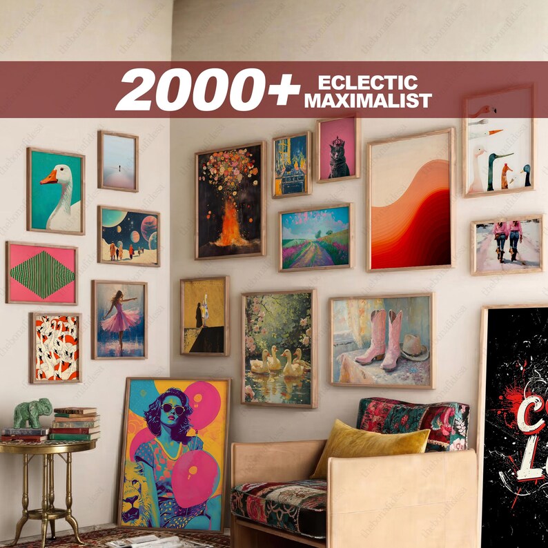 K&ouml;nnte beinhalten: Eine Galeriewand mit gerahmten Kunstdrucken in verschiedenen Stilen und Gr&ouml;&szlig;en. Die Sammlung umfasst Landschaftsbilder, abstrakte Kunst und Portr&auml;ts. Der Text "2000+ ECLECTIC MAXIMALIST" ist oben zu sehen.