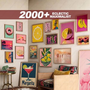 K&ouml;nnte beinhalten: Eine Sammlung gerahmter Kunstdrucke, die an einer Wand ausgestellt sind und verschiedene farbenfrohe Illustrationen zeigen. Die Drucke umfassen Bilder von Lebensmitteln, Landschaften und abstrakten Designs. Der Text "2000+ ECLECTIC MAXIMALIST" ist oben sichtbar.