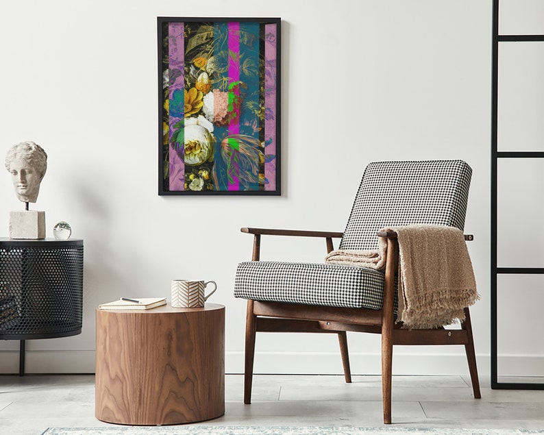 K&ouml;nnte beinhalten: Ein gerahmter Druck eines farbenfrohen Blumenstilllebens mit rosa, gelben und gr&uuml;nen Blumen. Der Druck ist in einem schwarzen Rahmen und h&auml;ngt an einer wei&szlig;en Wand.