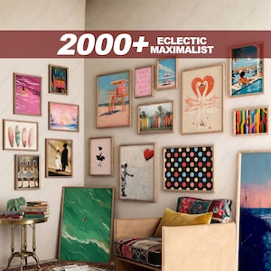 K&ouml;nnte beinhalten: Eine Sammlung gerahmter Kunstdrucke in verschiedenen Gr&ouml;&szlig;en und Stilen, darunter Strandszenen, abstrakte Designs und Pop-Art. Der Text "2000+ ECLECTIC MAXIMALIST" ist oben zu sehen. Die Drucke sind an einer neutralen Wand angeordnet.