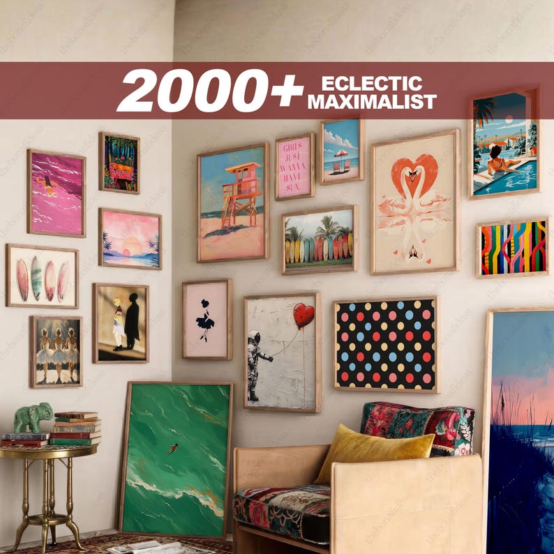 K&ouml;nnte beinhalten: Eine Sammlung gerahmter Kunstdrucke in verschiedenen Gr&ouml;&szlig;en und Stilen, darunter Strandszenen, abstrakte Designs und Pop-Art. Der Text "2000+ ECLECTIC MAXIMALIST" ist oben zu sehen. Die Drucke sind an einer neutralen Wand angeordnet.