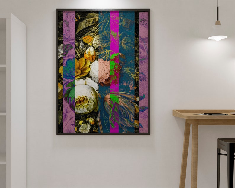 K&ouml;nnte beinhalten: Ein gerahmter Druck eines Stilllebens mit einem Strau&szlig; bunter Blumen vor einem gestreiften Hintergrund in den Farben Rosa, Blau, Gr&uuml;n und Lila.