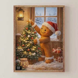 Puede incluir: Impresión navideña enmarcada con un hombre de jengibre con gorro de Papá Noel, colocando una estrella en un árbol de Navidad decorado. La escena incluye una linterna encendida, una ventana nevada y regalos envueltos, creando un ambiente cálido y festivo.