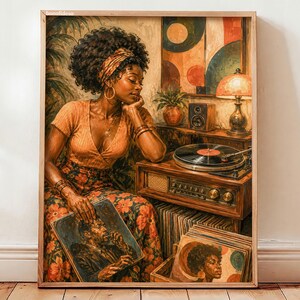 Könnte beinhalten: Ein gerahmter Kunstdruck zeigt eine Person mit voluminösem Haar, gemustertem Kopftuch, orangefarbenem Oberteil und Blumenrock. Sie hält eine Schallplattenhülle neben einem Vintage-Plattenspieler, einer Lampe und einer Kiste mit Schallplatten.