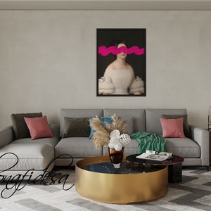 K&ouml;nnte beinhalten: Ein graues Ecksofa mit Kissen und einer Wolldecke. Ein goldener Couchtisch mit einer schwarzen Marmorplatte steht vor dem Sofa. Ein gerahmtes Portr&auml;t einer Frau mit einer pinkfarbenen abstrakten Form, die ihre Augen bedeckt, h&auml;ngt an der Wand hinter dem Sofa.