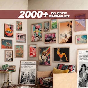 K&ouml;nnte beinhalten: Eine Sammlung gerahmter Kunstdrucke in verschiedenen Gr&ouml;&szlig;en und Stilen, darunter Landschaften, Portr&auml;ts und abstrakte Designs. Die Drucke werden an einer neutralen Wand ausgestellt und schaffen eine eklektische und maximalistische Galeriewand-&Auml;sthetik. Einige Drucke enthalten Text, darunter "2000+ Eclectic Maximalist" und "Sunset Daily".