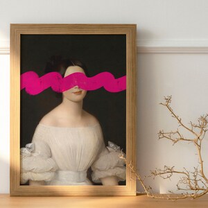 K&ouml;nnte beinhalten: Ein gerahmtes Portr&auml;t einer Frau in einem wei&szlig;en Kleid mit einer leuchtend pinkfarbenen abstrakten Form, die ihre Augen bedeckt.