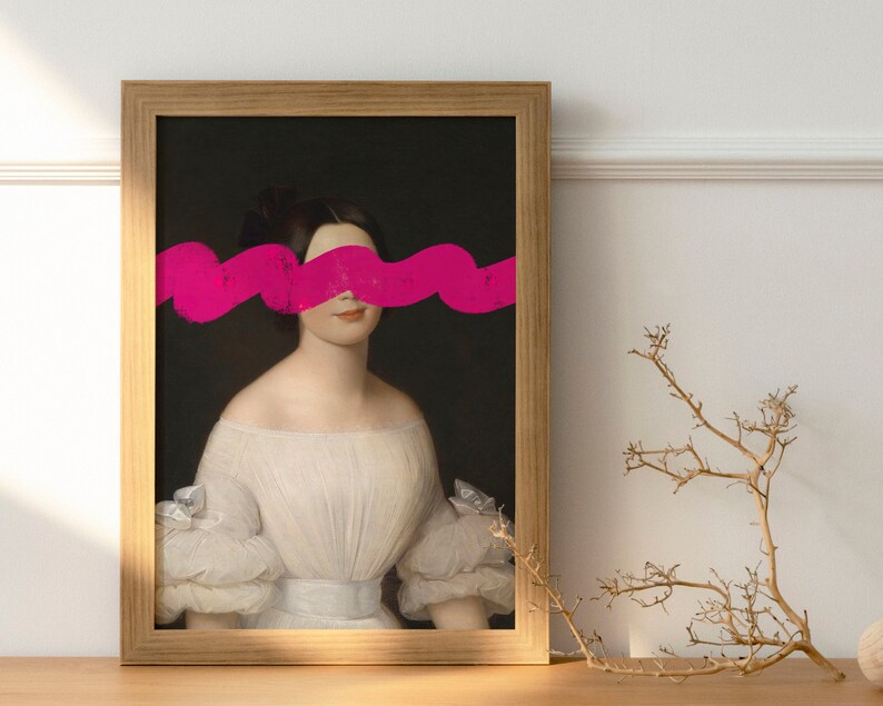 K&ouml;nnte beinhalten: Ein gerahmtes Portr&auml;t einer Frau in einem wei&szlig;en Kleid mit einer leuchtend pinkfarbenen abstrakten Form, die ihre Augen bedeckt.