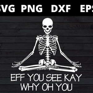 以下が含まれることがあります： ヨガのポーズをとっている白い骸骨。その下に「EFF YOU SEE KAY WHY OH YOU」という文字が書かれている。