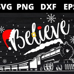 Puede incluir: Un tren blanco con un gorro de Papá Noel rojo en la parte superior, tirando de una serie de vagones con la palabra "Believe" escrita en cursiva blanca encima. El tren está sobre un fondo negro con copos de nieve blancos.