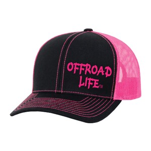 Puede incluir: Gorra de camionero negra y rosa con el texto "OFFROAD LIFE" en rosa. La gorra tiene un panel frontal y una visera negros, con una parte trasera de malla rosa. Las costuras rosas delinean el panel frontal y la visera.