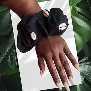 Handgjord jumbo scrunchie med kaurisnäcka | Hårband i linne med statementmotiv | Afrikanskinspirerad håraccessoar
