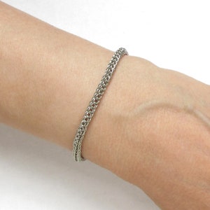 Bracelet en cotte de mailles avec pendentif, Bracelet en acier inoxydable, Bracelet avec pendentif rubis ou hématite, Bracelet mince, Bracelet à maillons minimalistes