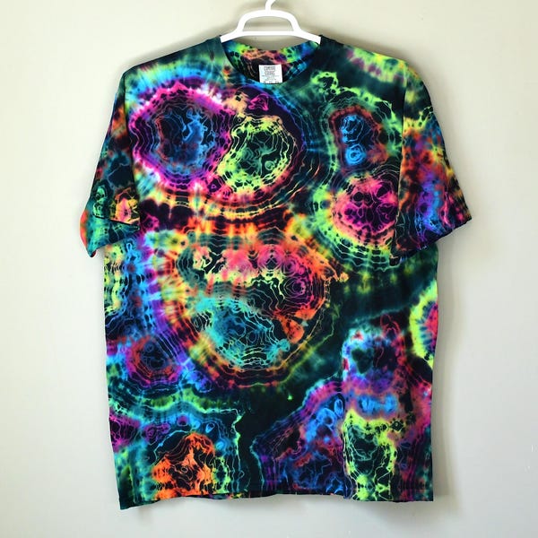 T-shirt couleurs confort tie-dye néon géode ; Fabriqué sur commande en petit, moyen, grand, XL, 2X ou 3X