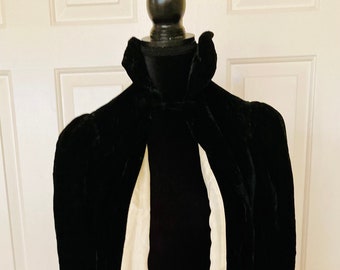 Beautiful vintage 20s crushed black velvet cape