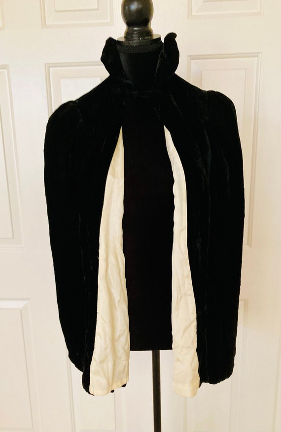 Beautiful vintage 20s crushed black velvet cape - image 1