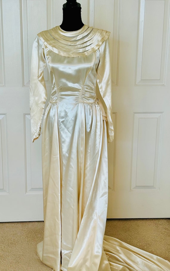 Romantic Art deco 30s antique sleek satin wedding 