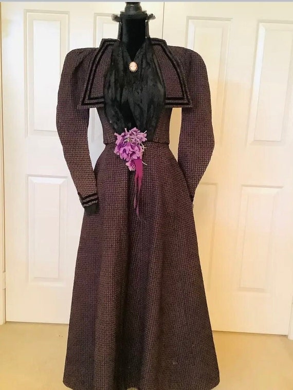 Elegant Lilac Victorian antique dress suit