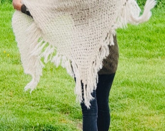 Chal/envoltura/bufanda con borlas de punto grueso tejido a mano en lana merino y alpaca.