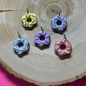 Entzückende Donut Polymer Clay Charm Anhänger handgefertigt in Kanada