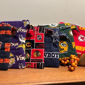 NFL/NHL キルティング裏地付きジップポーチ/財布/旅行用オーガナイザー/パッカーズ/ベアーズ/チーフス/ブラックホークス/カウボーイズ/バイキングス - ジッププル、吊り下げタブクリップ、7x6
