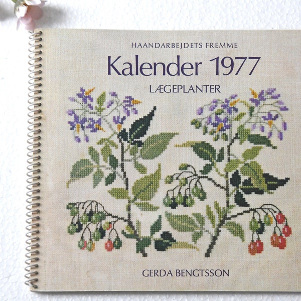 Haandarbejdets fremme. Heilpflanzen Kreuzstichbuch. Jahrbuch 1979. Dänische Gilde Muster von Gerda Bengtsson.