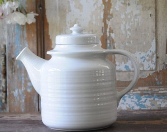 Arabia Finland. Teapot by Ulla Procope. White KAARNA  Mid century modern Scandinavian Tea pot