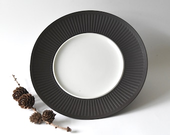 Quistgaard bord vuursteen. Groot dinerbord. Oudbruin gecanneleerd. Deens modern design uit het midden van de eeuw. DANSK. IHQ