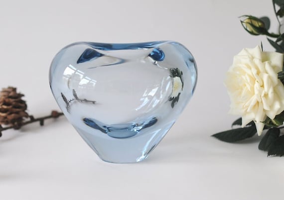 青色クリスタルガラス花瓶 ハート型 ホルムガード氏のラトケン氏による。ハートの花瓶。アクアブルーの