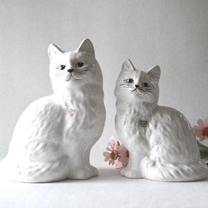 Poterie suédoise. Figurines de chat. Décoration de chaton. Design suédois moderne scandinave. Guldkroken. Chats en céramique des années 1970