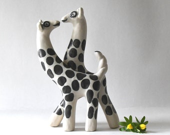 Figurine de Marianne Starck, girafe pour le studio Michael Andersen. Bornholm Danemark. Un couple amoureux. Art moderniste danois